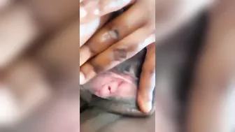 Gros seins ouvert sa chatte et doigté dans la toilette